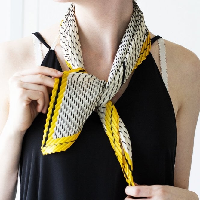 Minimalist Contrasts Pleated Scarf